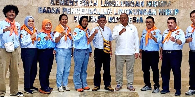 Pendakian Sumpah Pemuda di Gunung: TRAMP dan KLHK Satukan Langkah Bersih Gunung 1 Kementerian Lingkungan Hidup bersama komunitas pendaki TRAMP berfoto bersama usai rapat teknis persiapan Pendakian Sumpah Pemuda dan Opsih 1000 Pendaki di Taman Nasional Gunung Pangrango.