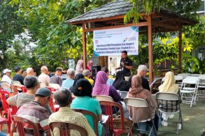 Petugas PGN mensosialisasikan manfaat dan kemudahan layanan GasKita kepada warga di Perumahan Pondok Jaya, Tangerang Selatan.