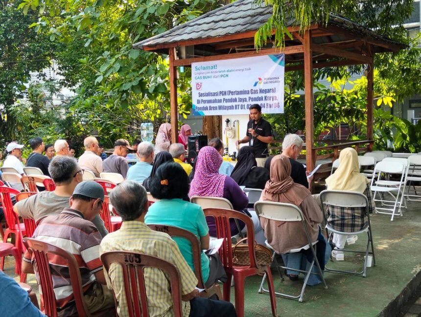 PGN Perluas Akses Energi Bersih di Tangerang Lewat GasKita 1 Petugas PGN mensosialisasikan manfaat dan kemudahan layanan GasKita kepada warga di Perumahan Pondok Jaya, Tangerang Selatan.