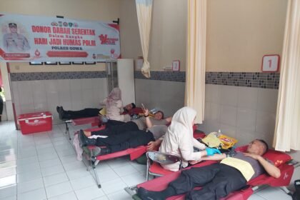 Personel Polres Gowa ikut donor darah serentak menyambut HUT Humas Polri ke-74. Wujud nyata semangat Polisi Humanis, Harapan Masyarakat. 