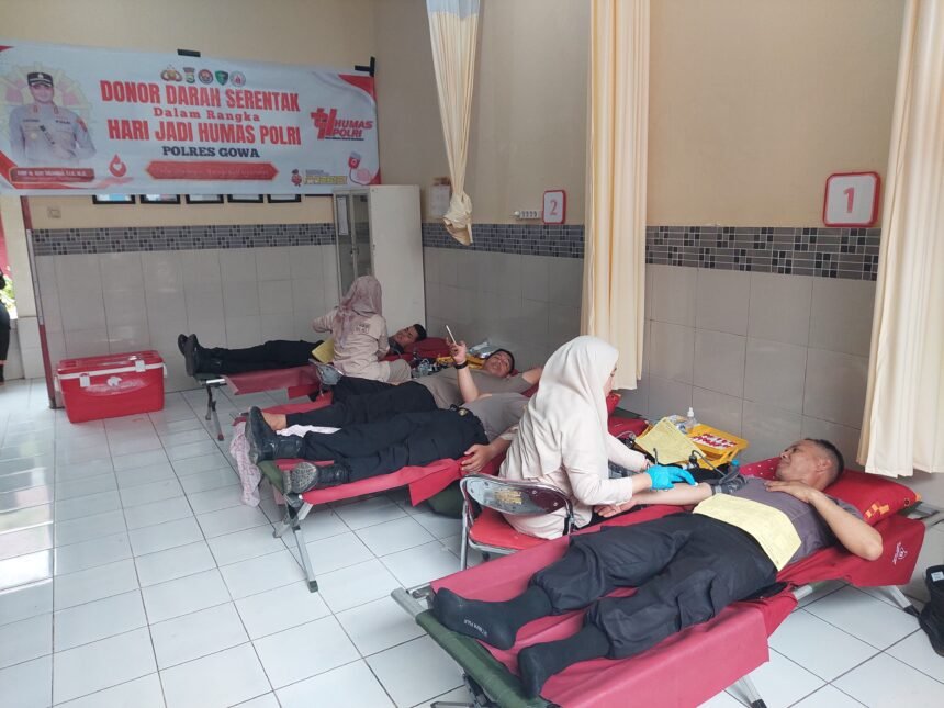 Polres Gowa Gelar Donor Darah Sambut HUT Humas Polri ke-74: Polisi Humanis, Harapan Masyarakat 1 Personel Polres Gowa ikut donor darah serentak menyambut HUT Humas Polri ke-74. Wujud nyata semangat Polisi Humanis, Harapan Masyarakat.