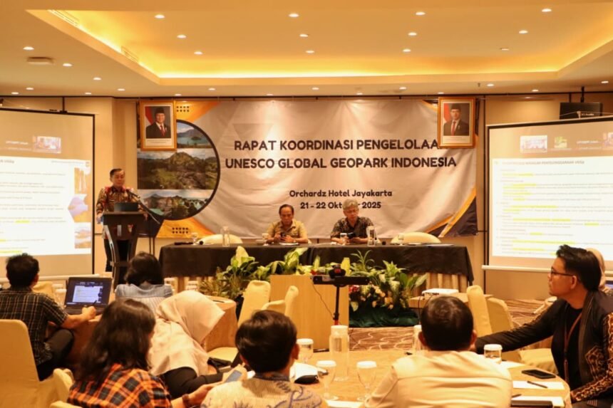 Rakor Pengelolaan UNESCO Global Geopark Indonesia: Menjaga Standar Dunia, Menguatkan Akar Lokal 1 Direktur SUPD III Kemendagri TB. Chaerul Dwi Sapta membuka Rakor Pengelolaan UNESCO Global Geopark Indonesia di Orchardz Hotel Jayakarta, 21 Oktober 2025.