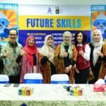APTIKNAS Apresiasi PAM JAYA: Dorong Inklusivitas Digital bagi Penyandang Disabilitas 3 Para peserta dan penyelenggara Program Future Skills berfoto bersama usai peluncuran Diklat dan Sertifikasi Kompetensi bagi penyandang disabilitas yang digagas PAM JAYA bersama APTIKNAS di CMC Cybermedia Center, Jakarta.