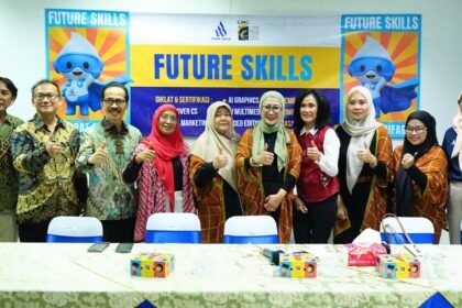 APTIKNAS Apresiasi PAM JAYA: Dorong Inklusivitas Digital bagi Penyandang Disabilitas 6 Para peserta dan penyelenggara Program Future Skills berfoto bersama usai peluncuran Diklat dan Sertifikasi Kompetensi bagi penyandang disabilitas yang digagas PAM JAYA bersama APTIKNAS di CMC Cybermedia Center, Jakarta.