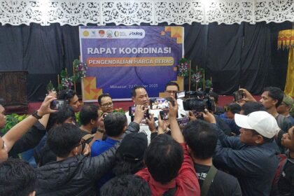 Satgas Pangan Polda Sulsel bersama Bulog dan instansi terkait berkoordinasi menjaga harga beras tetap sesuai HET dalam rapat di Baruga Lappo Ase, Makassar, Rabu (22/10/2025).