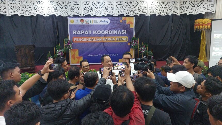 Satgas Pangan Polda Sulsel Rapatkan Barisan, Jaga Harga Beras Tetap Stabil 1 Satgas Pangan Polda Sulsel bersama Bulog dan instansi terkait berkoordinasi menjaga harga beras tetap sesuai HET dalam rapat di Baruga Lappo Ase, Makassar, Rabu (22/10/2025).