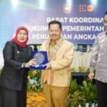 Kemendagri Dorong Penurunan Angka Kematian Ibu lewat Sinergi Lintas Daerah dan Dukungan PKK 2 Dirjen Bina Pembangunan Daerah Kemendagri melalui Direktur SUPD IV menyerahkan cenderamata pada Rapat Koordinasi Dukungan Pemerintah Daerah untuk Penurunan Angka Kematian Ibu di Jakarta.