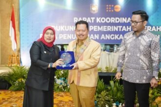 Dirjen Bina Pembangunan Daerah Kemendagri melalui Direktur SUPD IV menyerahkan cenderamata pada Rapat Koordinasi Dukungan Pemerintah Daerah untuk Penurunan Angka Kematian Ibu di Jakarta.