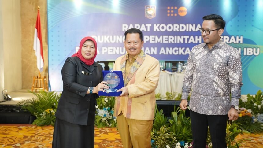 Kemendagri Dorong Penurunan Angka Kematian Ibu lewat Sinergi Lintas Daerah dan Dukungan PKK 1 Dirjen Bina Pembangunan Daerah Kemendagri melalui Direktur SUPD IV menyerahkan cenderamata pada Rapat Koordinasi Dukungan Pemerintah Daerah untuk Penurunan Angka Kematian Ibu di Jakarta.