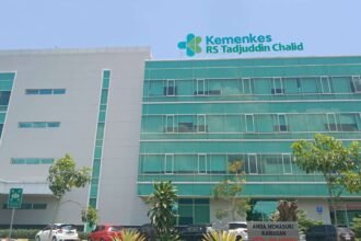 Klarifikasi RSUP Dr. Tadjuddin Chalid soal Dugaan Penolakan Pasien Lansia: “Bukan Penolakan, tapi Prosedur Triase” 25 RSUP Dr. Tadjuddin Chalid Makassar menegaskan tak ada penolakan pasien lansia seperti yang beredar di media sosial. Pihak rumah sakit menyebut kejadian itu hanyalah kesalahpahaman alur triase di IGD.