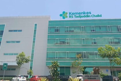 Klarifikasi RSUP Dr. Tadjuddin Chalid soal Dugaan Penolakan Pasien Lansia: “Bukan Penolakan, tapi Prosedur Triase” 4 RSUP Dr. Tadjuddin Chalid Makassar menegaskan tak ada penolakan pasien lansia seperti yang beredar di media sosial. Pihak rumah sakit menyebut kejadian itu hanyalah kesalahpahaman alur triase di IGD.