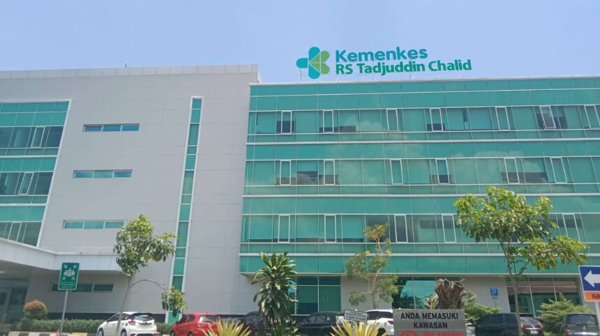 Klarifikasi RSUP Dr. Tadjuddin Chalid soal Dugaan Penolakan Pasien Lansia: “Bukan Penolakan, tapi Prosedur Triase” 1 RSUP Dr. Tadjuddin Chalid Makassar menegaskan tak ada penolakan pasien lansia seperti yang beredar di media sosial. Pihak rumah sakit menyebut kejadian itu hanyalah kesalahpahaman alur triase di IGD.