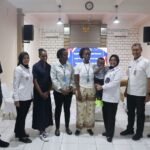 Anak Bawaan Warga Binaan Asal Kenya Dipulangkan, Negara Tegaskan Komitmen Perlindungan Anak di Lapas 3 Momen penyerahan anak bawaan warga binaan asal Kenya oleh Lapas Perempuan Kelas IIA Jakarta kepada perwakilan Kedutaan Besar Kenya sebagai wujud komitmen perlindungan hak anak lintas negara, Kamis (23/10/20250).