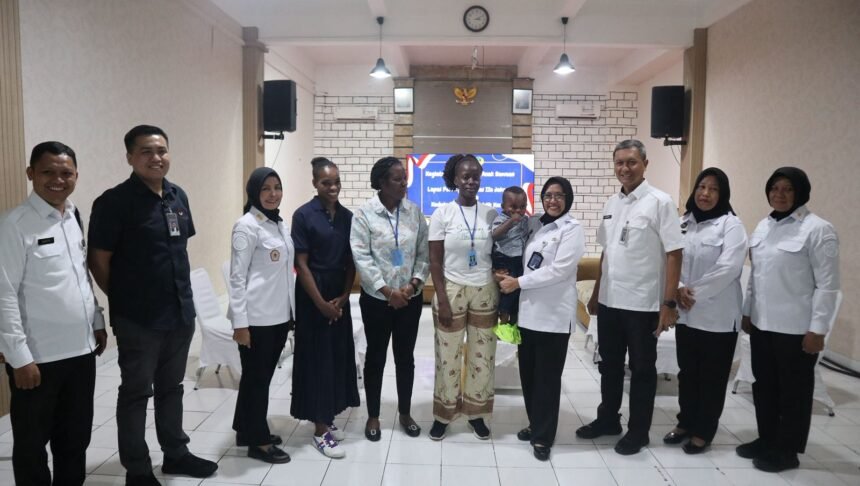 Momen penyerahan anak bawaan warga binaan asal Kenya oleh Lapas Perempuan Kelas IIA Jakarta kepada perwakilan Kedutaan Besar Kenya sebagai wujud komitmen perlindungan hak anak lintas negara, Kamis (23/10/20250).