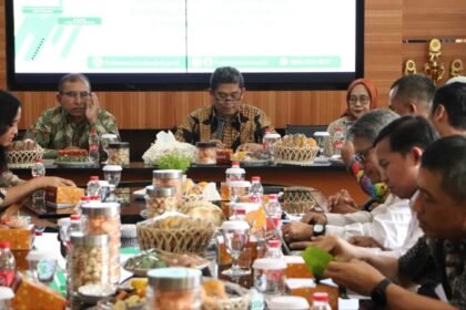 Tim Ditjen Bina Bangda Kemendagri melakukan monitoring dan evaluasi penerapan Standar Pelayanan Minimal (SPM) di Kota Bandung untuk memastikan layanan dasar berjalan optimal, (23/10/2025).