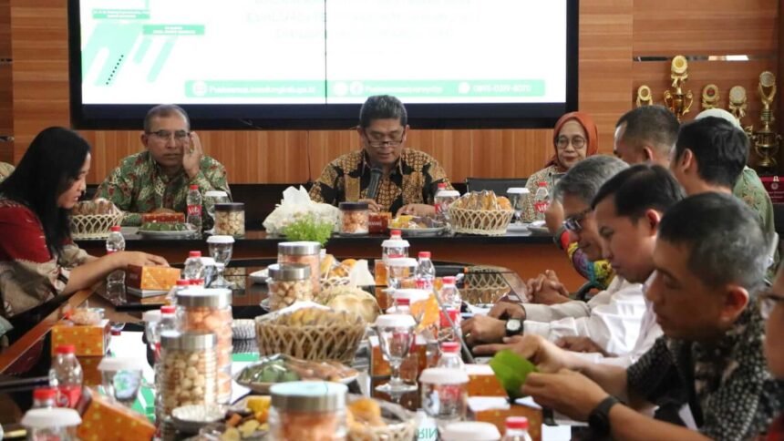 Tim Ditjen Bina Bangda Kemendagri melakukan monitoring dan evaluasi penerapan Standar Pelayanan Minimal (SPM) di Kota Bandung untuk memastikan layanan dasar berjalan optimal, (23/10/2025).