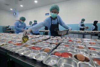 Satuan Pelayanan Pemenuhan Gizi (SPPG) diwajibkan mengunggah foto dan video kegiatan operasional ke sistem pelaporan digital milik BGN. Dokumentasi ini mencakup proses pengolahan makanan, pengemasan, pengiriman, hingga kegiatan makan bersama di sekolah dan pesantren.