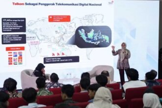 Telkom Luncurkan AI Campus di Yogyakarta: Menenun Ekosistem Kecerdasan Buatan dari Kampus ke Industri 19 Direktur Utama Telkom, Dian Siswarini, memaparkan peran Telkom sebagai penggerak transformasi digital nasional dalam peluncuran Telkom AI Campus di Universitas Muhammadiyah Yogyakarta.