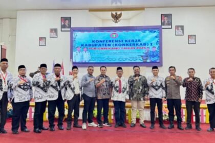 PGRI Enrekang Gelar Konkerkab I 2025, Teguhkan Komitmen Guru Bermutu untuk Indonesia Maju 2 Para pengurus dan tamu kehormatan berpose bersama usai pembukaan Konferensi Kerja Kabupaten (Konkerkab) I PGRI Enrekang Tahun 2025 dengan tema “Guru Bermutu, Indonesia Maju — Guru Hebat, Indonesia Kuat.”
