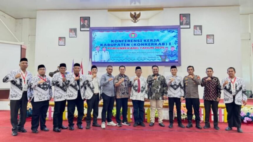 PGRI Enrekang Gelar Konkerkab I 2025, Teguhkan Komitmen Guru Bermutu untuk Indonesia Maju 1 Para pengurus dan tamu kehormatan berpose bersama usai pembukaan Konferensi Kerja Kabupaten (Konkerkab) I PGRI Enrekang Tahun 2025 dengan tema “Guru Bermutu, Indonesia Maju — Guru Hebat, Indonesia Kuat.”