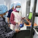SPPG Banyuwangi–Magelang: Ketika Dapur Bergizi Berpikir Seperti Ekosistem 4 Petugas SPPG Banyuwangi–Magelang memindai barcode bahan pangan untuk memastikan efisiensi dan ketertelusuran dalam sistem dapur bergizi berkelanjutan.