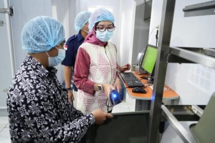 Petugas SPPG Banyuwangi–Magelang memindai barcode bahan pangan untuk memastikan efisiensi dan ketertelusuran dalam sistem dapur bergizi berkelanjutan.