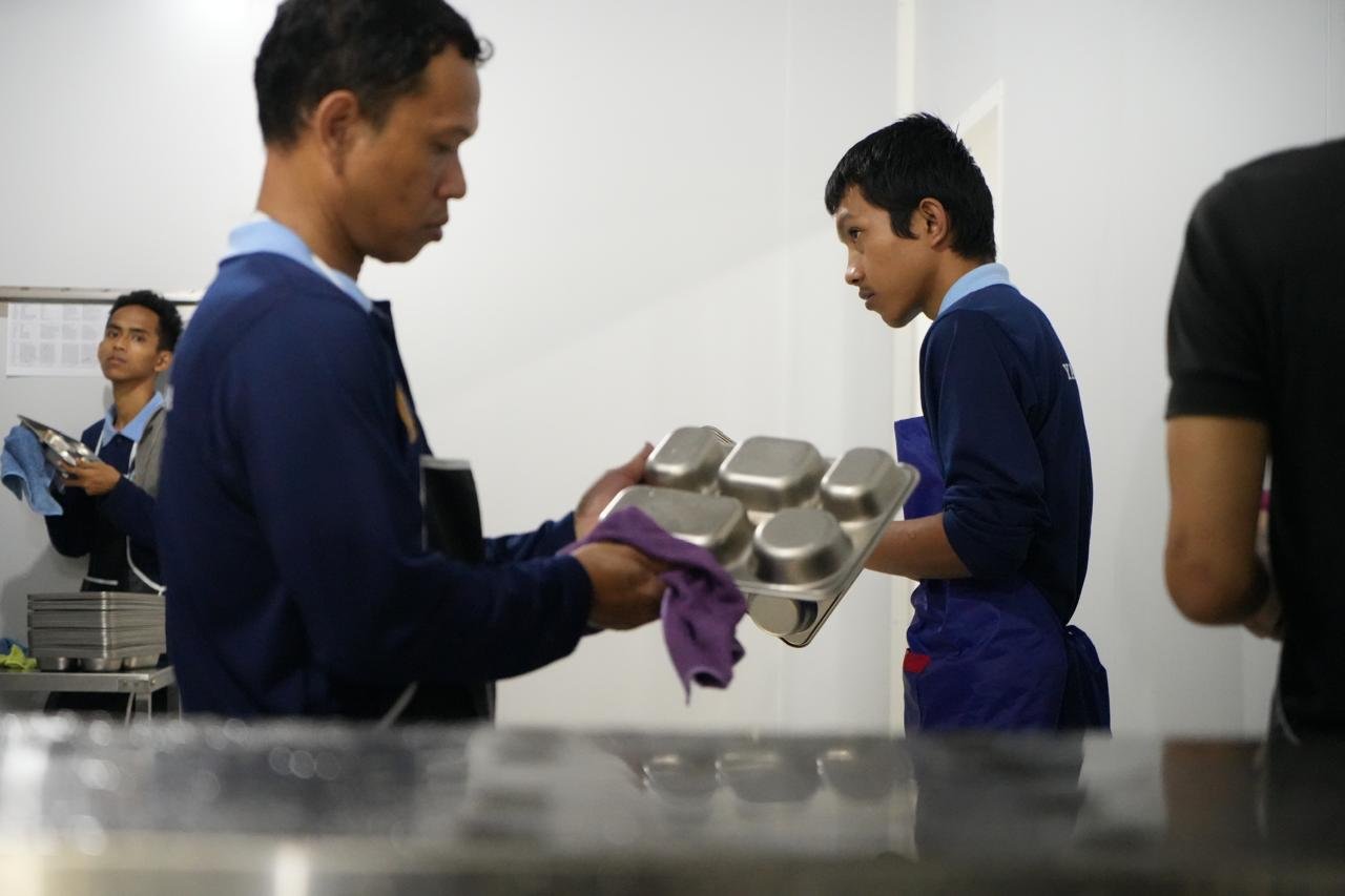 SPPG Banyuwangi–Magelang: Ketika Dapur Bergizi Berpikir Seperti Ekosistem 2 Petugas SPPG Banyuwangi–Magelang membersihkan peralatan makan untuk memastikan higienitas dan efisiensi dapur bergizi berstandar zero waste.