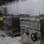 Teknologi Sandwich Panel di Magelang, Langkah Baru Menuju Fasilitas Pangan yang Tangguh dan Higienis 2 Ruang produksi SPPG Banyuwangi–Magelang dirancang dengan material Sandwich Panel dan peralatan higienis berstandar GMP, memastikan proses pengolahan pangan berjalan aman dan steril.