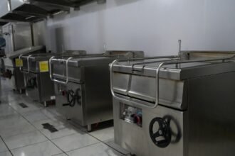 Teknologi Sandwich Panel di Magelang, Langkah Baru Menuju Fasilitas Pangan yang Tangguh dan Higienis 19 Ruang produksi SPPG Banyuwangi–Magelang dirancang dengan material Sandwich Panel dan peralatan higienis berstandar GMP, memastikan proses pengolahan pangan berjalan aman dan steril.