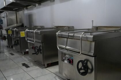 Ruang produksi SPPG Banyuwangi–Magelang dirancang dengan material Sandwich Panel dan peralatan higienis berstandar GMP, memastikan proses pengolahan pangan berjalan aman dan steril.