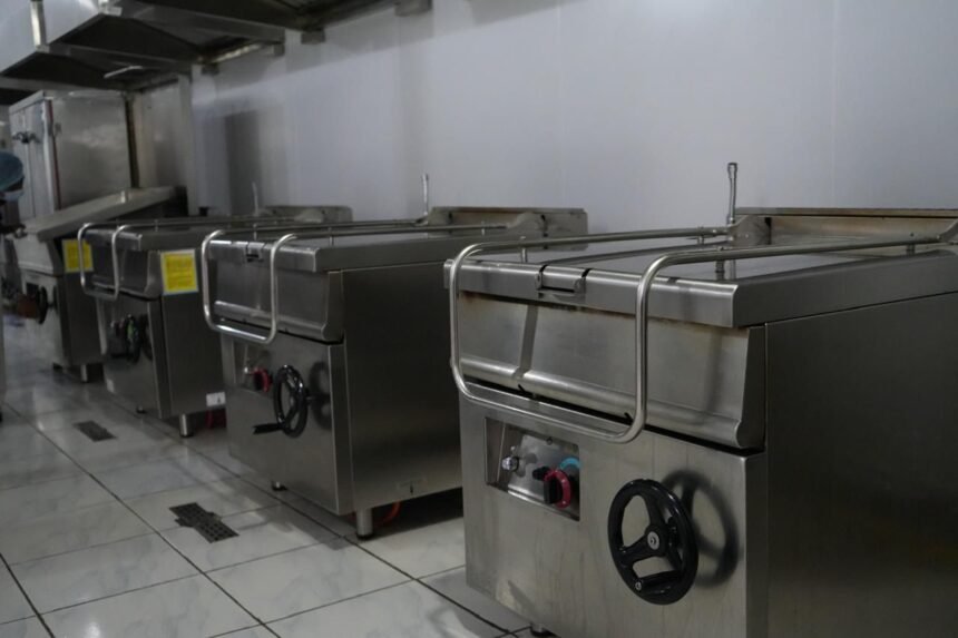 Teknologi Sandwich Panel di Magelang, Langkah Baru Menuju Fasilitas Pangan yang Tangguh dan Higienis 1 Ruang produksi SPPG Banyuwangi–Magelang dirancang dengan material Sandwich Panel dan peralatan higienis berstandar GMP, memastikan proses pengolahan pangan berjalan aman dan steril.