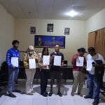 Patroli Gabungan Polsek Namlea Antisipasi Balap Liar dan Prostitusi di Malam Akhir Pekan 5 Sejumlah pasangan bukan suami istri yang terjaring razia Polsek Namlea menunjukkan surat pernyataan usai menjalani pembinaan di Mapolsek Namlea, Kabupaten Buru, Sabtu (25/10/2025) malam. Razia tersebut merupakan bagian dari patroli gabungan untuk menjaga ketertiban dan mencegah praktik prostitusi di wilayah Namlea.