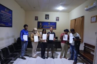 Patroli Gabungan Polsek Namlea Antisipasi Balap Liar dan Prostitusi di Malam Akhir Pekan 19 Sejumlah pasangan bukan suami istri yang terjaring razia Polsek Namlea menunjukkan surat pernyataan usai menjalani pembinaan di Mapolsek Namlea, Kabupaten Buru, Sabtu (25/10/2025) malam. Razia tersebut merupakan bagian dari patroli gabungan untuk menjaga ketertiban dan mencegah praktik prostitusi di wilayah Namlea.
