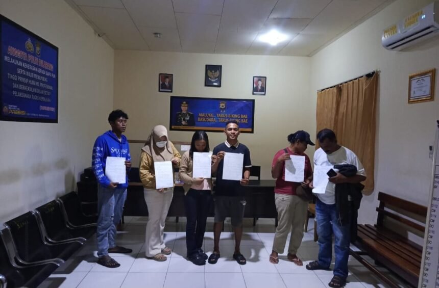 Patroli Gabungan Polsek Namlea Antisipasi Balap Liar dan Prostitusi di Malam Akhir Pekan 1 Sejumlah pasangan bukan suami istri yang terjaring razia Polsek Namlea menunjukkan surat pernyataan usai menjalani pembinaan di Mapolsek Namlea, Kabupaten Buru, Sabtu (25/10/2025) malam. Razia tersebut merupakan bagian dari patroli gabungan untuk menjaga ketertiban dan mencegah praktik prostitusi di wilayah Namlea.