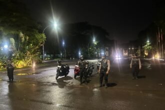 Polres Gowa Intensifkan Patroli Malam, Cegah Kejahatan Sejak Dini Hari 20 Personel Unit Perintis Presisi Samapta Polres Gowa melaksanakan patroli malam di wilayah Somba Opu untuk menjaga keamanan dan mencegah tindak kejahatan jalanan, Senin (27/10/2025).