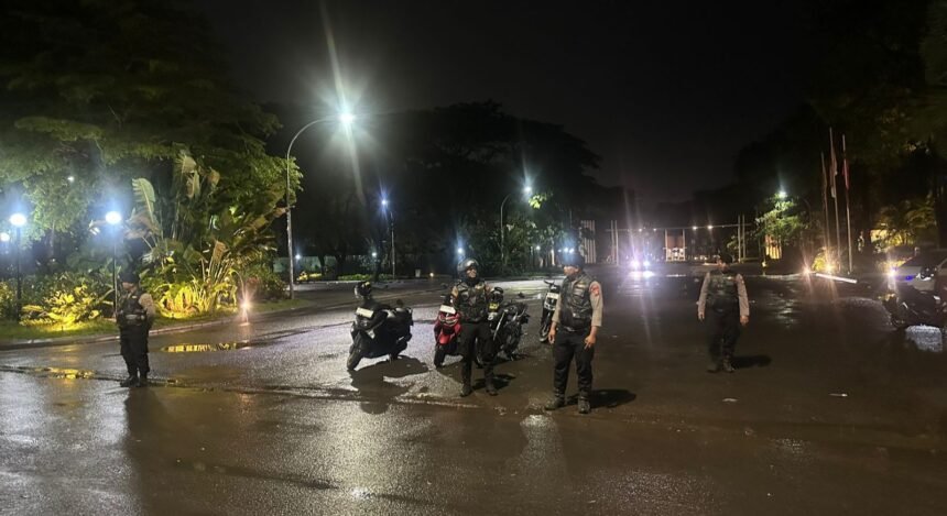 Personel Unit Perintis Presisi Samapta Polres Gowa melaksanakan patroli malam di wilayah Somba Opu untuk menjaga keamanan dan mencegah tindak kejahatan jalanan, Senin (27/10/2025).