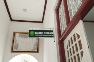 Sidang Kasus Penganiayaan Tanty Rudjito: Ketegangan di Ruang Sidang dan Tegasnya Hakim Menegakkan Proses Hukum 19 Suasana di depan ruang sidang Letjen TNI (Purn) Ali Said, S.H., PN Makassar, tempat digelarnya persidangan kasus penganiayaan dengan terdakwa Rusdianto alias Ferry.