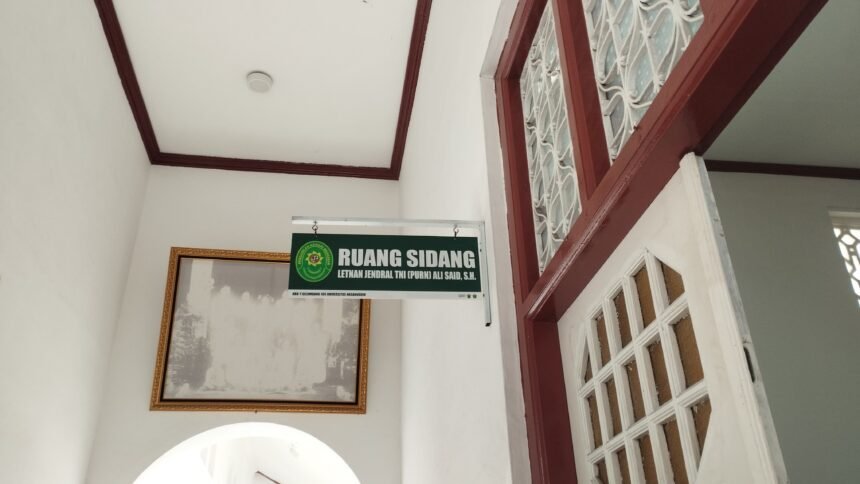 Sidang Kasus Penganiayaan Tanty Rudjito: Ketegangan di Ruang Sidang dan Tegasnya Hakim Menegakkan Proses Hukum 1 Suasana di depan ruang sidang Letjen TNI (Purn) Ali Said, S.H., PN Makassar, tempat digelarnya persidangan kasus penganiayaan dengan terdakwa Rusdianto alias Ferry.
