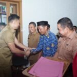 Bupati Enrekang Lantik Tiga Penjabat Desa, Tekankan Inovasi dan Sinergi Pemerintahan 2 Bupati Enrekang H. Muh. Yusuf Ritangnga menyalami para penjabat desa yang baru dilantik sebagai simbol amanah dan komitmen untuk memperkuat pelayanan publik di tingkat desa, (28/10/2025).