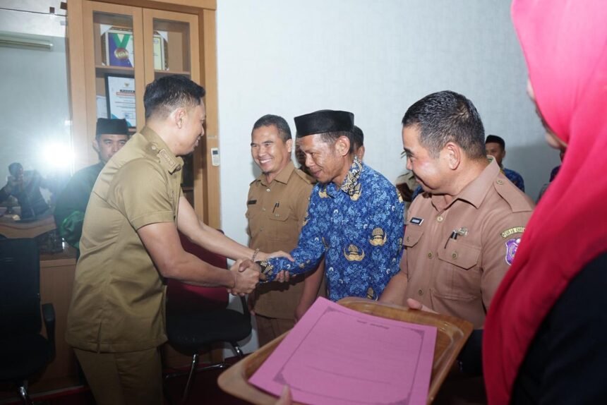 Bupati Enrekang Lantik Tiga Penjabat Desa, Tekankan Inovasi dan Sinergi Pemerintahan 1 Bupati Enrekang H. Muh. Yusuf Ritangnga menyalami para penjabat desa yang baru dilantik sebagai simbol amanah dan komitmen untuk memperkuat pelayanan publik di tingkat desa, (28/10/2025).