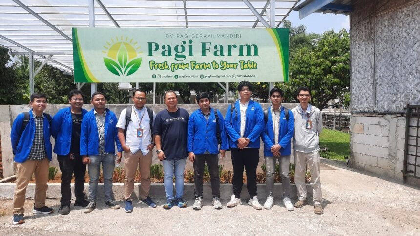 Urban Farming Bertenaga Surya: Jalan Baru Menuju Ketahanan Pangan Kota 1 Kegiatan PkM Tim Universitas Pertamina yang dilakukan oleh dosen beserta mahasiswa di pertanian modern PagiFarm, Bogor, Jawa Barat.