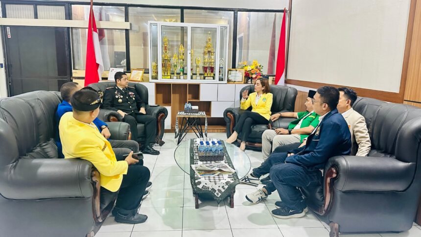 “Salam Moderasi” Satukan Tujuh OKP Lintas Iman, Kapolrestabes Makassar Beri Dukungan Penuh 1 Kapolrestabes Makassar, Kombes Pol Arya Perdana, S.H., S.I.K., M.Si, beri dukungan ke tujuh Organisasi Kepemudaan (OKP) di Sulawesi Selatan berkolaborasi menggelar kegiatan bertajuk “SALAM MODERASI: The Event Sumpah Pemuda”, Selasa lalu (28/10/2025).