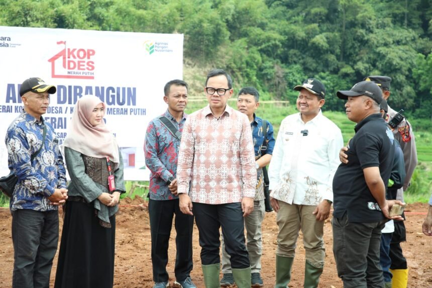 Menyiapkan Fondasi Ekonomi Desa: Wamendagri Tekankan Empat Syarat Strategis Lahan Kopdeskel Merah Putih 1 Wamendagri Bima Arya meninjau lokasi penyiapan lahan Kopdeskel Merah Putih di Sumedang, menegaskan empat syarat strategis agar koperasi desa menjadi pusat ekonomi rakyat yang tangguh.
