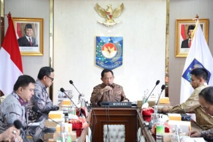 Mendagri Tito Karnavian memimpin rapat percepatan penyiapan lahan dan bangunan program Kopdeskel Merah Putih di Kantor Kemendagri, Jakarta, (30/10/2025).