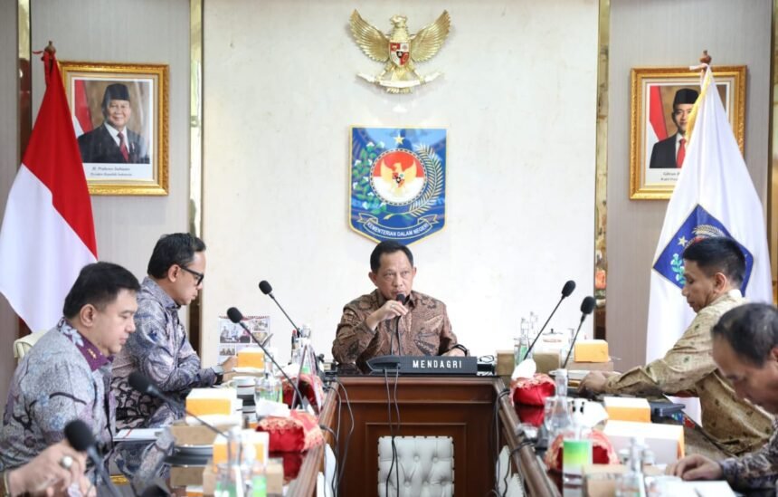 Percepatan Kopdeskel Merah Putih, Kemendagri Bentuk Satgas Khusus 1 Mendagri Tito Karnavian memimpin rapat percepatan penyiapan lahan dan bangunan program Kopdeskel Merah Putih di Kantor Kemendagri, Jakarta, (30/10/2025).