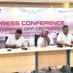 Fondasi Digital Indonesia Kian Kokoh di Pusat Konektivitas Asia Tenggara 3 Caption foto : Press Conference Agenda Topping Off Hyperscale Data Center NeutraDC Nxera Batam dengan narasumber Direktur Utama Telkom Dian Siswarini (tengah), Direktur Strategic Business Development & Portfolio Telkom Seno Soemadji (kedua dari kanan), CEO NeutraDC Andreuw ThAF (kedua dari kiri), dan CEO NeutraDC Nxera Batam Indrama YM Purba (paling kanan), dipandu oleh SVP Group Sustainability & Corporate Communication Telkom Ahmad Reza ( pegang mic) pada Kamis (30/10/2025) di Batam.