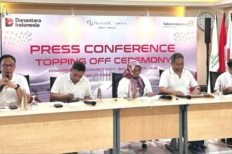 Fondasi Digital Indonesia Kian Kokoh di Pusat Konektivitas Asia Tenggara 19 Caption foto : Press Conference Agenda Topping Off Hyperscale Data Center NeutraDC Nxera Batam dengan narasumber Direktur Utama Telkom Dian Siswarini (tengah), Direktur Strategic Business Development & Portfolio Telkom Seno Soemadji (kedua dari kanan), CEO NeutraDC Andreuw ThAF (kedua dari kiri), dan CEO NeutraDC Nxera Batam Indrama YM Purba (paling kanan), dipandu oleh SVP Group Sustainability & Corporate Communication Telkom Ahmad Reza ( pegang mic) pada Kamis (30/10/2025) di Batam.