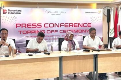 Caption foto : Press Conference Agenda Topping Off Hyperscale Data Center NeutraDC Nxera Batam dengan narasumber Direktur Utama Telkom Dian Siswarini (tengah), Direktur Strategic Business Development & Portfolio Telkom Seno Soemadji (kedua dari kanan), CEO NeutraDC Andreuw ThAF (kedua dari kiri), dan CEO NeutraDC Nxera Batam Indrama YM Purba (paling kanan), dipandu oleh SVP Group Sustainability & Corporate Communication Telkom Ahmad Reza ( pegang mic) pada Kamis (30/10/2025) di Batam.