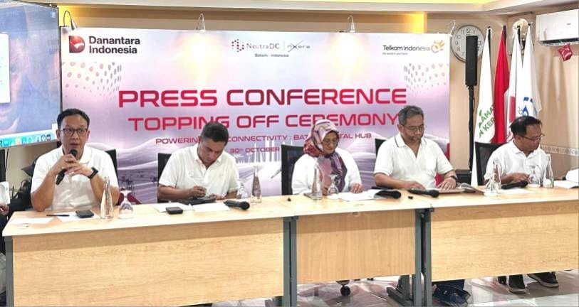 Fondasi Digital Indonesia Kian Kokoh di Pusat Konektivitas Asia Tenggara 1 Caption foto : Press Conference Agenda Topping Off Hyperscale Data Center NeutraDC Nxera Batam dengan narasumber Direktur Utama Telkom Dian Siswarini (tengah), Direktur Strategic Business Development & Portfolio Telkom Seno Soemadji (kedua dari kanan), CEO NeutraDC Andreuw ThAF (kedua dari kiri), dan CEO NeutraDC Nxera Batam Indrama YM Purba (paling kanan), dipandu oleh SVP Group Sustainability & Corporate Communication Telkom Ahmad Reza ( pegang mic) pada Kamis (30/10/2025) di Batam.
