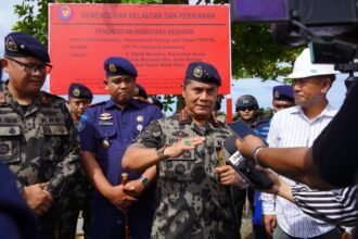 KKP Tertibkan Pemanfaatan Ruang Laut Ilegal di Sorong: Ketegasan Demi Kedaulatan dan Kepastian Usaha 20 Dirjen PSDKP KKP, Pung Nugroho Saksono, saat memimpin penghentian sementara aktivitas pemanfaatan ruang laut tanpa izin di Saoka, Sorong, Papua Barat Daya.